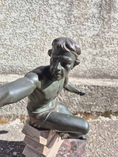 STATUE EN REGULE ART DECO 1930 "SUIS DROIT TON CHEMIN "