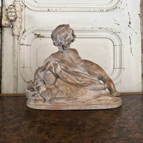 Statue en terre cuite représentant Bacchus enfant sur un tonneau M3599