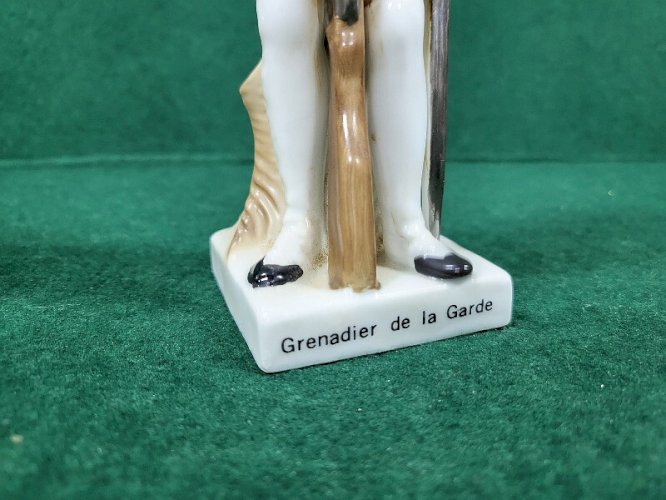 STATUE FIGURINE EN PORCELAINE GRENADIER DE LA GARDE REF CHAR