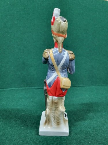 STATUE FIGURINE EN PORCELAINE GRENADIER DE LA GARDE REF CHAR