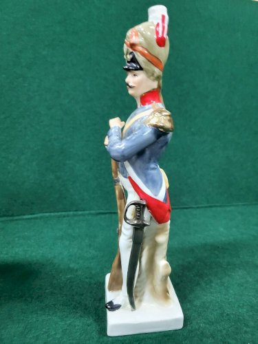 STATUE FIGURINE EN PORCELAINE GRENADIER DE LA GARDE REF CHAR