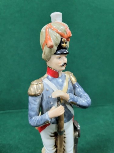 STATUE FIGURINE EN PORCELAINE GRENADIER DE LA GARDE REF CHAR