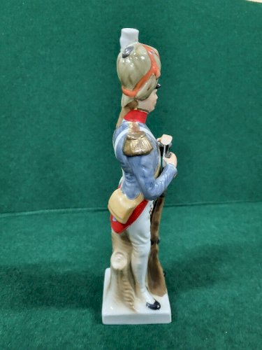 STATUE FIGURINE EN PORCELAINE GRENADIER DE LA GARDE REF CHAR