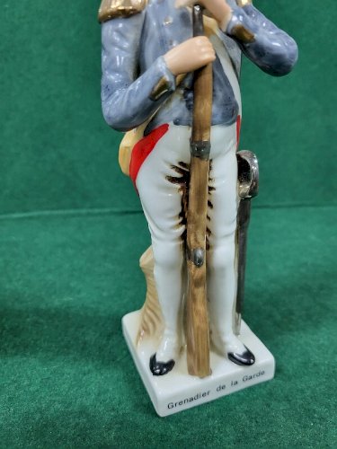 STATUE FIGURINE EN PORCELAINE GRENADIER DE LA GARDE REF CHAR