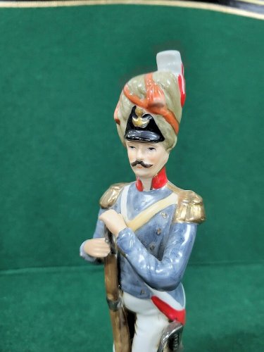 STATUE FIGURINE EN PORCELAINE GRENADIER DE LA GARDE REF CHAR
