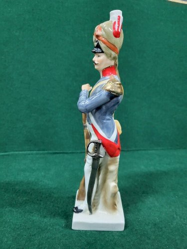 STATUE FIGURINE EN PORCELAINE GRENADIER DE LA GARDE REF CHAR