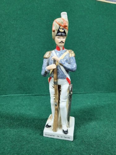 STATUE FIGURINE EN PORCELAINE GRENADIER DE LA GARDE REF CHAR