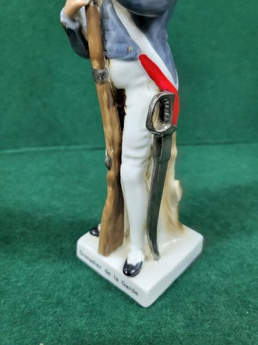 STATUE FIGURINE EN PORCELAINE GRENADIER DE LA GARDE REF CHAR