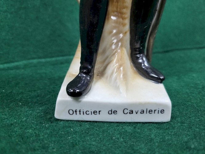 STATUE FIGURINE EN PORCELAINE OFFICIER DE CAVALERIE REF CHAR