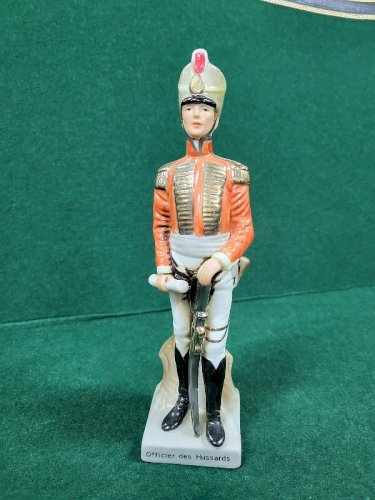 STATUE FIGURINE EN PORCELAINE OFFICIER DE HUSSARDS REF CHAR