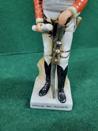 STATUE FIGURINE EN PORCELAINE OFFICIER DE HUSSARDS REF CHAR