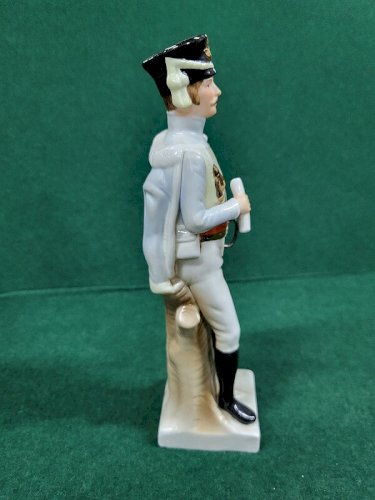 STATUE FIGURINE EN PORCELAINE OFFICIER DES CHASSEURS REF CHAR