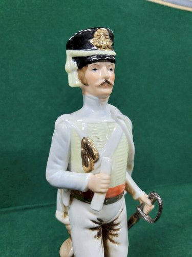 STATUE FIGURINE EN PORCELAINE OFFICIER DES CHASSEURS REF CHAR