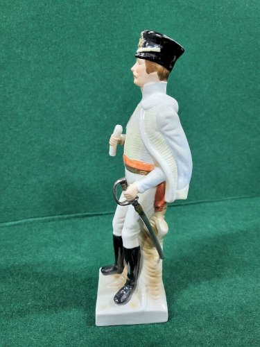 STATUE FIGURINE EN PORCELAINE OFFICIER DES CHASSEURS REF CHAR