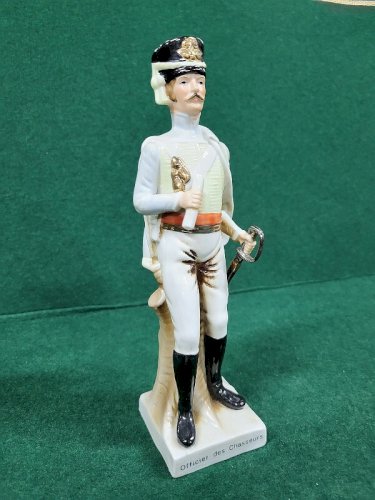STATUE FIGURINE EN PORCELAINE OFFICIER DES CHASSEURS REF CHAR
