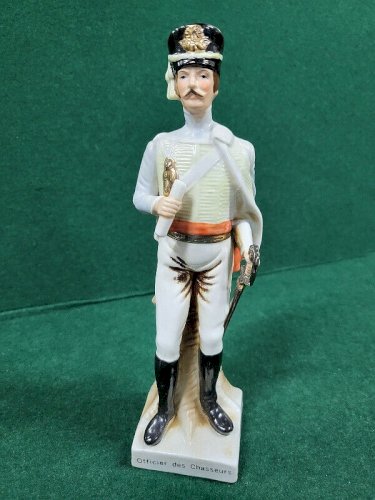 STATUE FIGURINE EN PORCELAINE OFFICIER DES CHASSEURS REF CHAR
