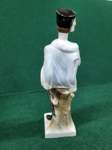 STATUE FIGURINE EN PORCELAINE OFFICIER DES CHASSEURS REF CHAR