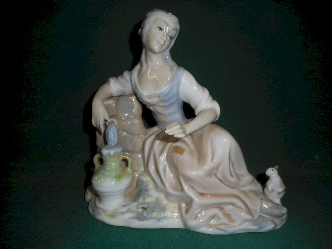 STATUE FIGURINE EN PORCELAINE