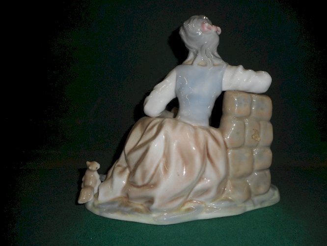 STATUE FIGURINE EN PORCELAINE