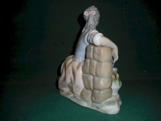 STATUE FIGURINE EN PORCELAINE