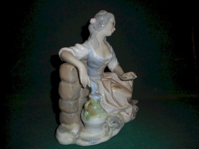 STATUE FIGURINE EN PORCELAINE