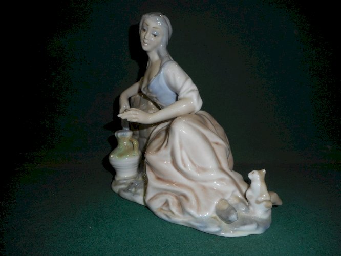 STATUE FIGURINE EN PORCELAINE