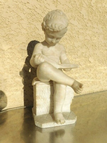 STATUE SCULPTURE EN ALBATRE "ENFANT DESSINANT" D'APRES CHARLES GABRIEL SAUVAGE