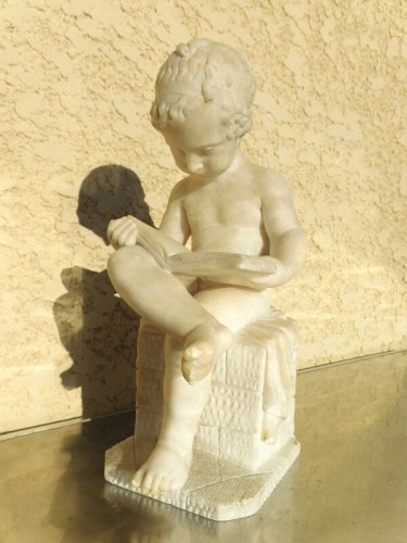 STATUE SCULPTURE EN ALBATRE "ENFANT DESSINANT" D'APRES CHARLES GABRIEL SAUVAGE