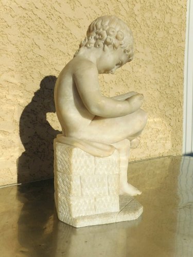 STATUE SCULPTURE EN ALBATRE "ENFANT DESSINANT" D'APRES CHARLES GABRIEL SAUVAGE