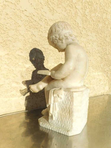 STATUE SCULPTURE EN ALBATRE "ENFANT DESSINANT" D'APRES CHARLES GABRIEL SAUVAGE