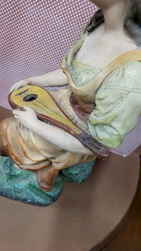 STATUE SCULPTURE EN TERRE CUITE LA DAME JOUANT DE LA MANDOLINE JOSEPH LE GULUCHE