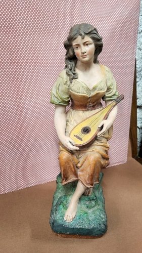STATUE SCULPTURE EN TERRE CUITE LA DAME JOUANT DE LA MANDOLINE JOSEPH LE GULUCHE