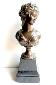 Statue XIXème, Femme sur socle marbre noir, bronze patiné signé L.V.E. ROBERT N1