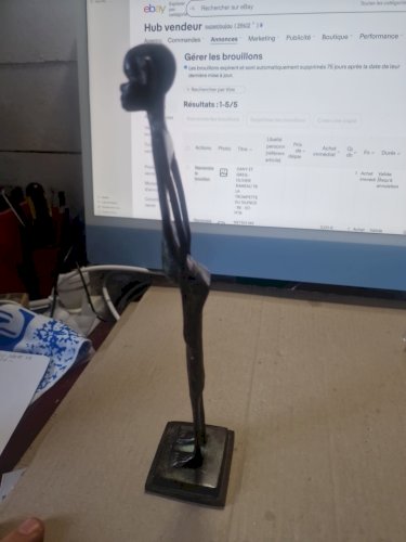 STATUETTE AFRICAINE EN BRONZE  HOMME AU PAGNE