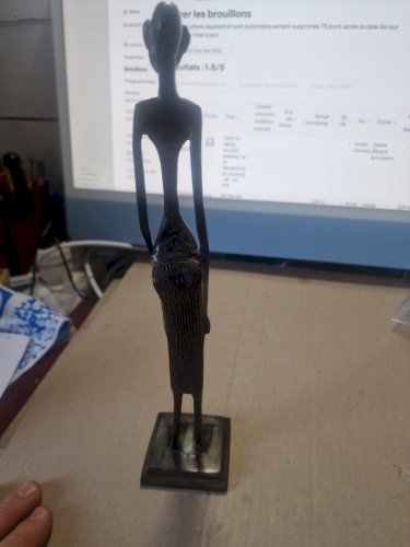 STATUETTE AFRICAINE EN BRONZE  HOMME AU PAGNE