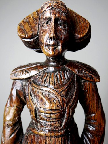 Statuette ancienne en bois sculpté femme bretonne en habit traditionnel