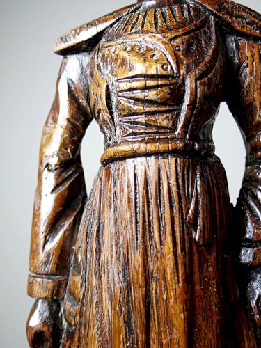 Statuette ancienne en bois sculpté femme bretonne en habit traditionnel
