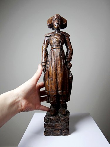 Statuette ancienne en bois sculpté femme bretonne en habit traditionnel