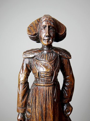 Statuette ancienne en bois sculpté femme bretonne en habit traditionnel
