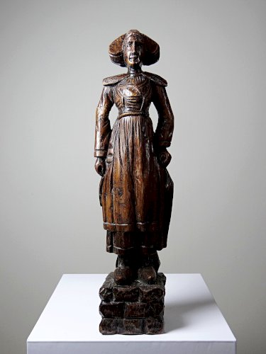 Statuette ancienne en bois sculpté femme bretonne en habit traditionnel