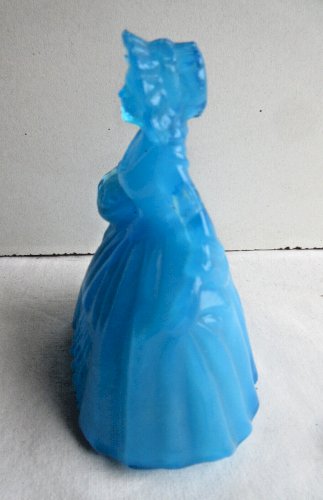 Statuette Art Déco en opaline bleue: Femme avec son panier