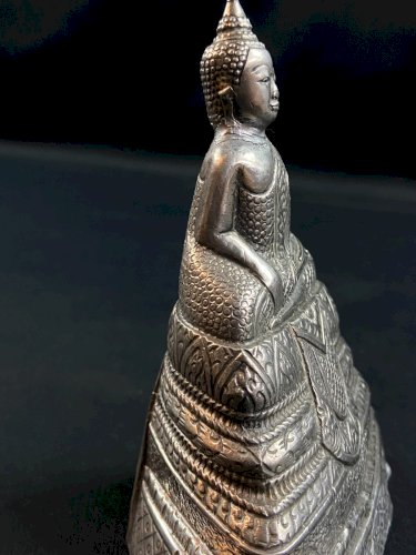 Statuette au Bouddha en argent repoussé Cambodge XIXe
