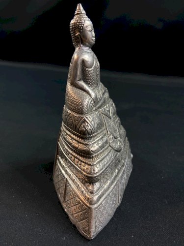 Statuette au Bouddha en argent repoussé Cambodge XIXe