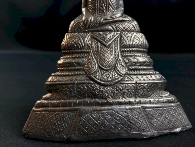Statuette au Bouddha en argent repoussé Cambodge XIXe