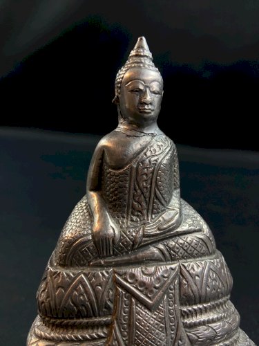 Statuette au Bouddha en argent repoussé Cambodge XIXe