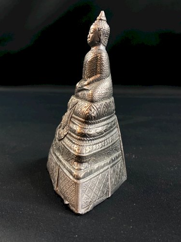 Statuette au Bouddha en argent repoussé Cambodge XIXe