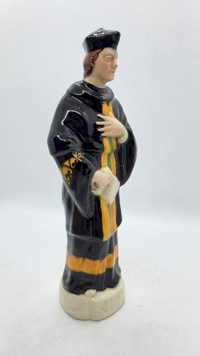 STATUETTE DE SAINT YVES EN FAÏENCE QUIMPER