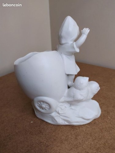 Statuette En Biscuit A Décor D Enfant Nourrissant Oiseaux En Bon Etat