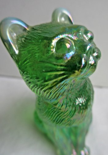 Statuette, figurine, Chat assis sur son derrière, en pâte de verre verte irisée