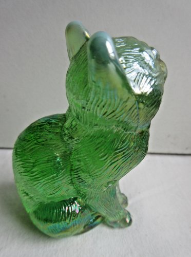 Statuette, figurine, Chat assis sur son derrière, en pâte de verre verte irisée